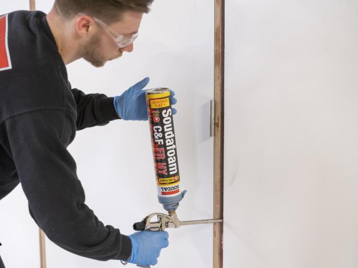 Soudafoam FR HY Gun Brandwerende PUR Schuim rood met NBS (schroefdop) aansluiting 750ml 146750 - Afbeelding 4
